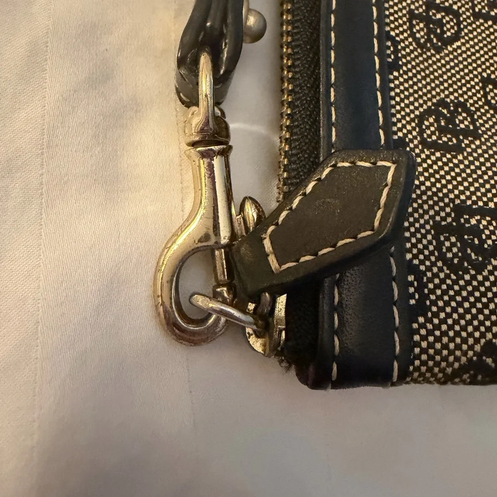 Dooney & Bourke chic pre